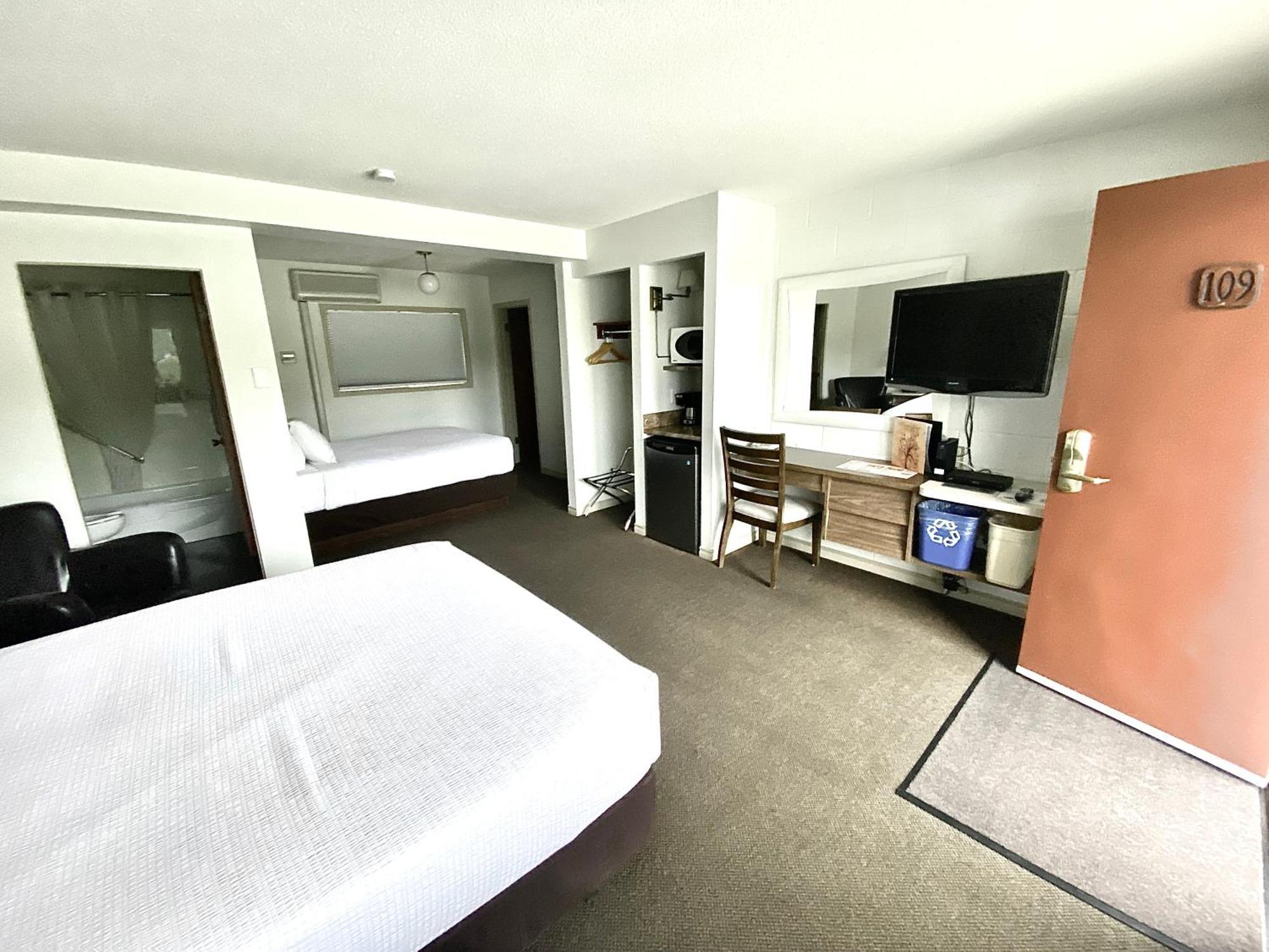 Arbutus Grove Motel Parksville Exterior photo