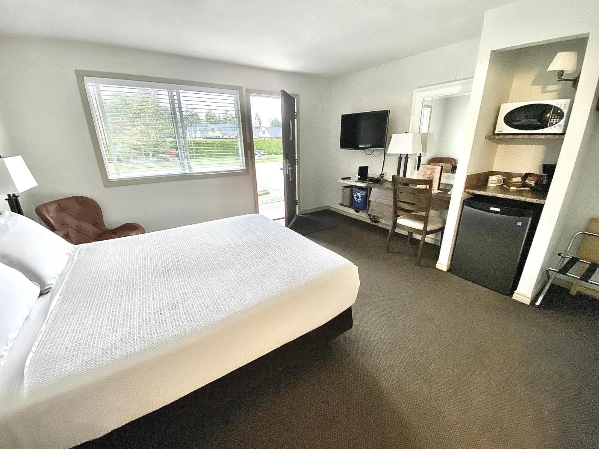 Arbutus Grove Motel Parksville Exterior photo