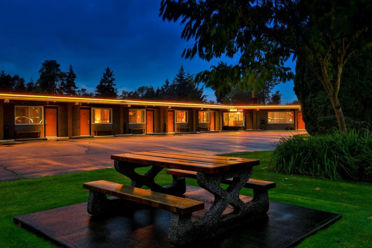 Arbutus Grove Motel Parksville Exterior photo