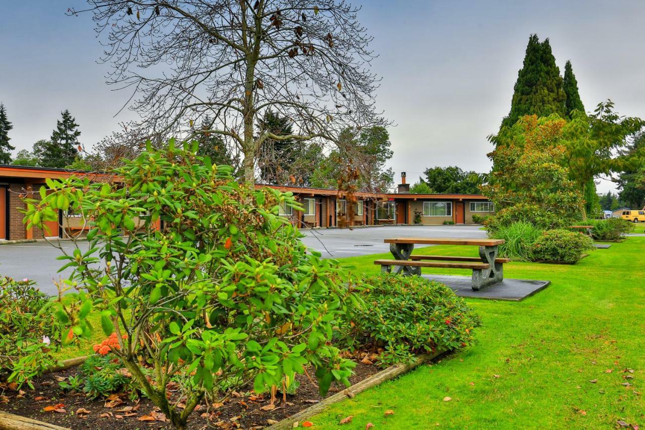Arbutus Grove Motel Parksville Exterior photo